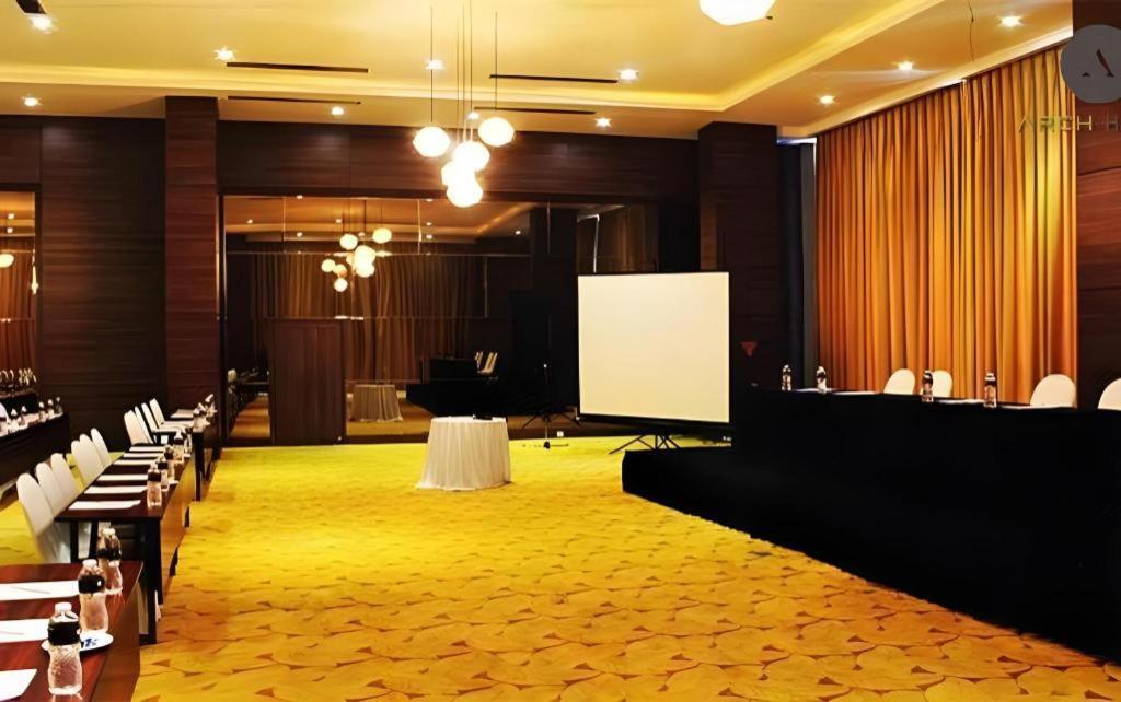 Arch Hotel Bogor Exterior foto
